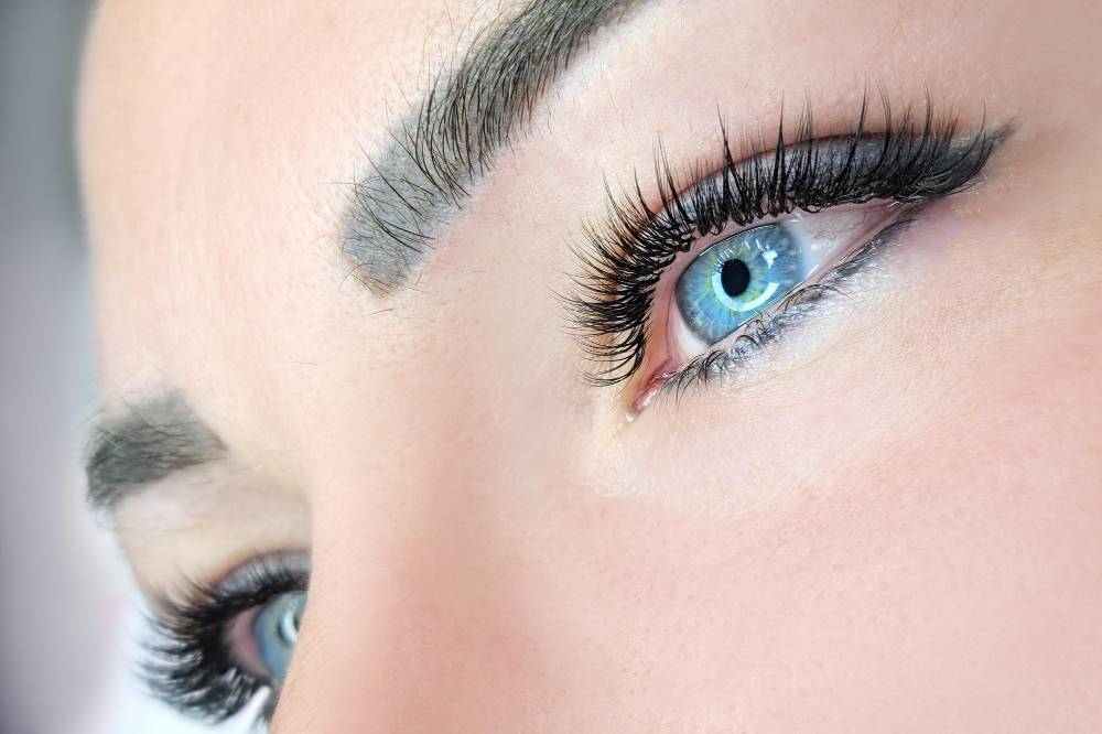 close-up-eye-with-eyelash-extensions-beauty-salon-treatment